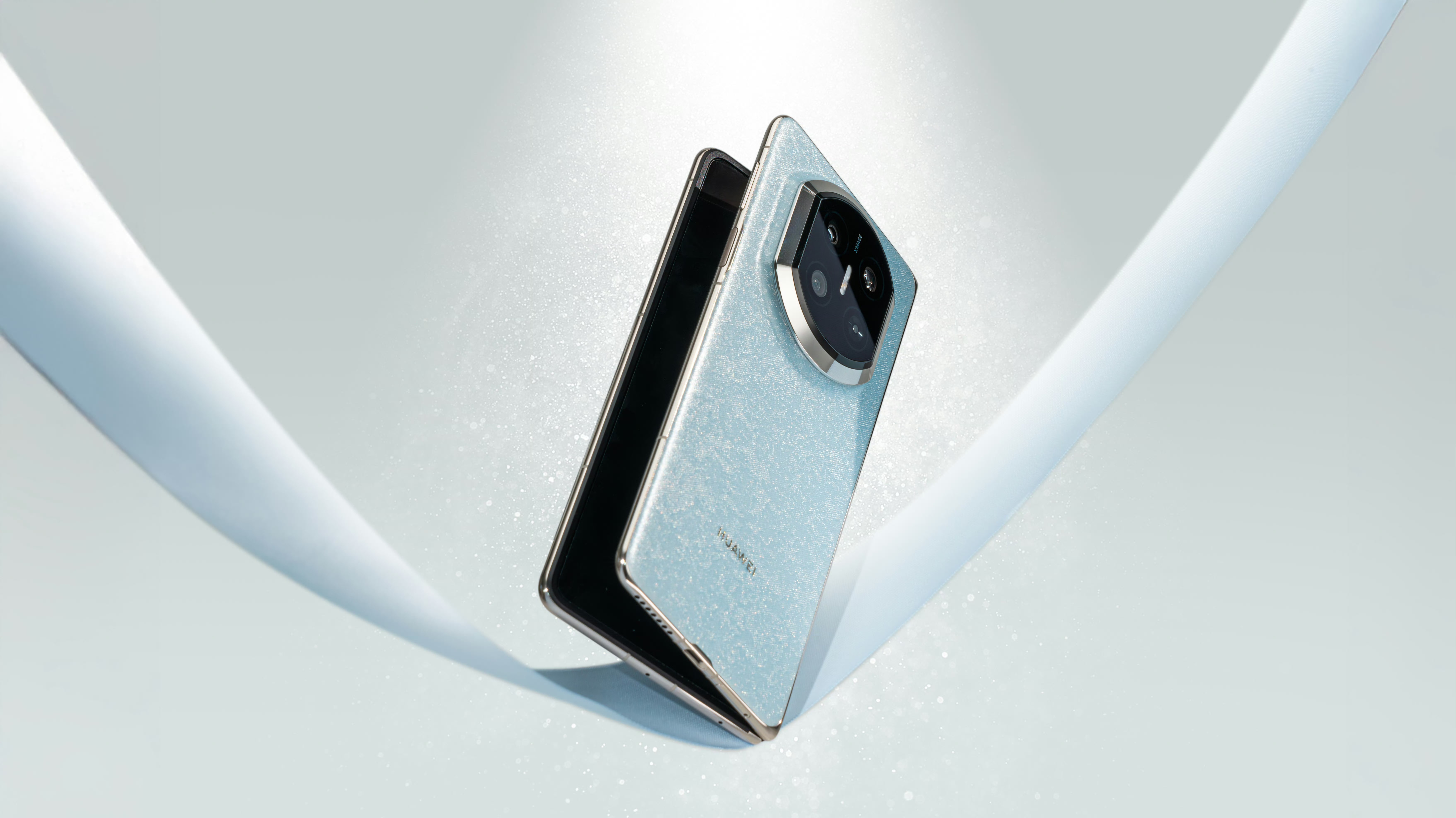 折叠屏是技术活，不是拼噱头。大折叠、三折叠、阔折叠一路走来，标准基本都被华为定了