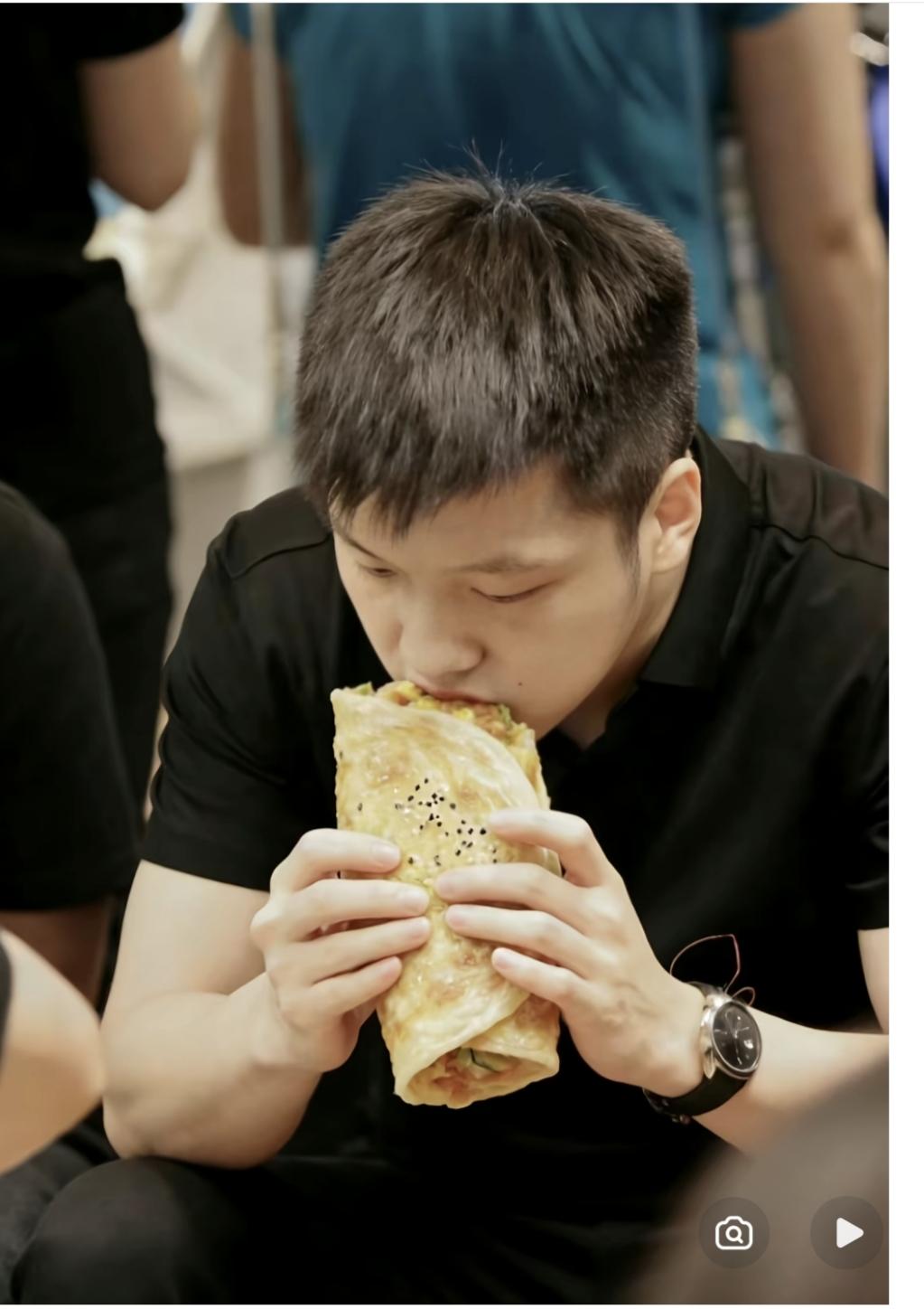 同样是个鸡蛋灌饼，在他手里显得很高档[大笑][大笑]