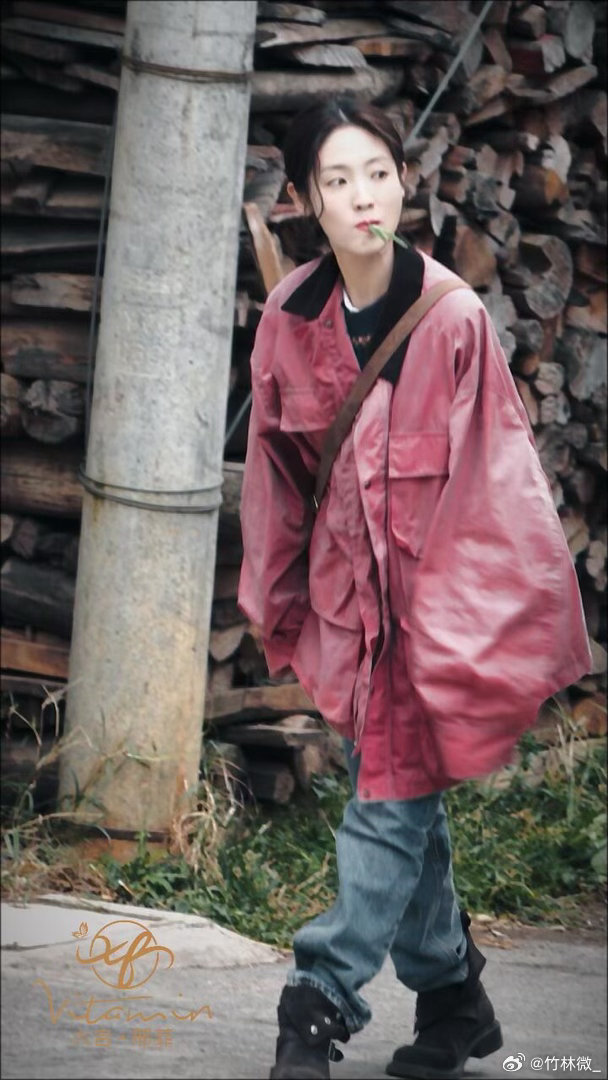 邢菲第一章回村邢菲首演村霸来看娱乐 邢菲新剧首演村霸张春呐，回村气场全开，又飒又