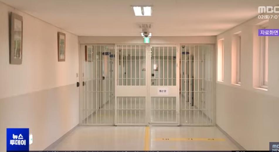 韩国前总统不嫌丢人，为了拒捕竟脱得只剩内衣，躺地上打滚

据韩媒报道，调查尹锡悦