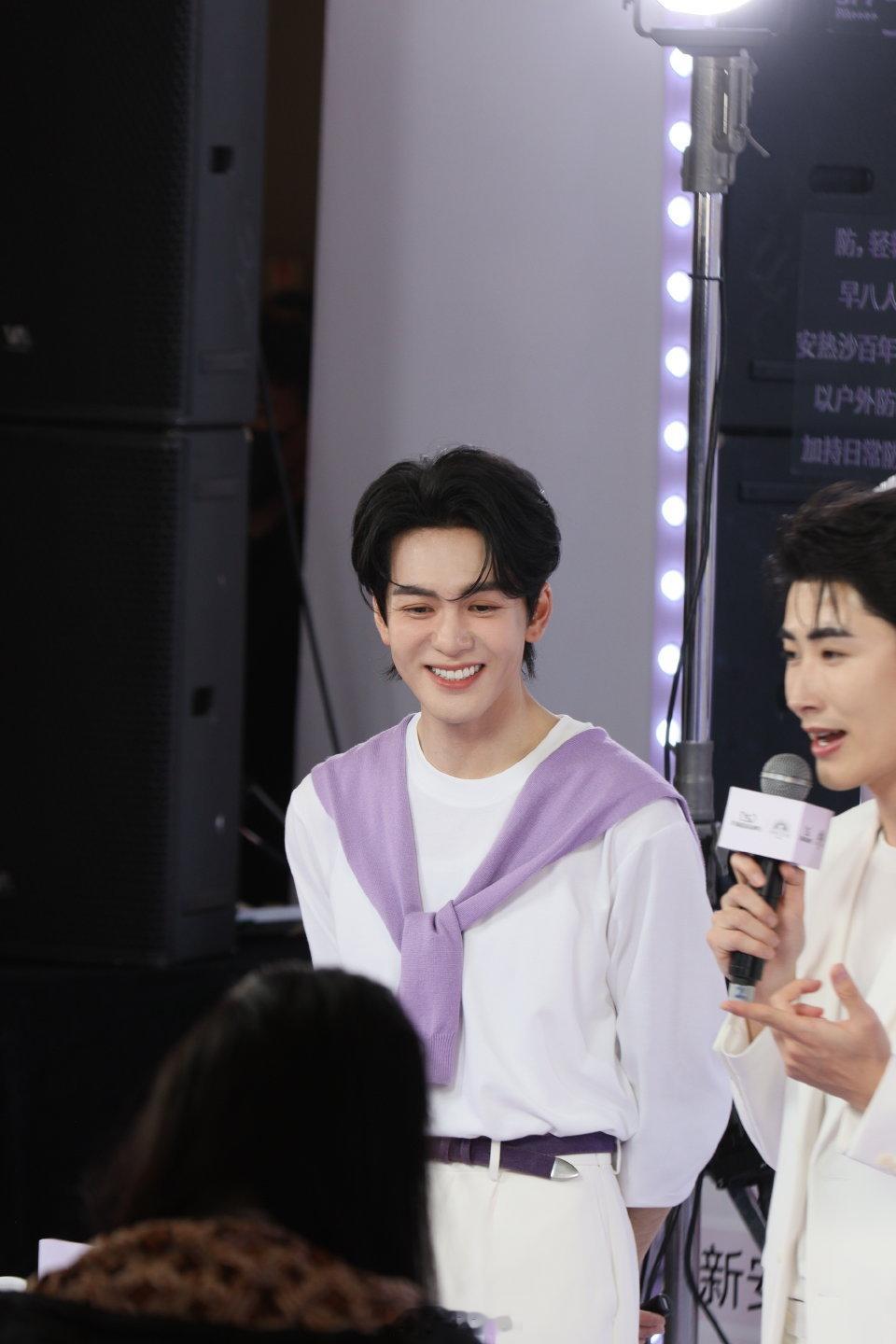 曾舜晞今天状态真绝了意气风发的少年，笑起来好甜，歪头真可爱安热沙品牌青春代言人曾