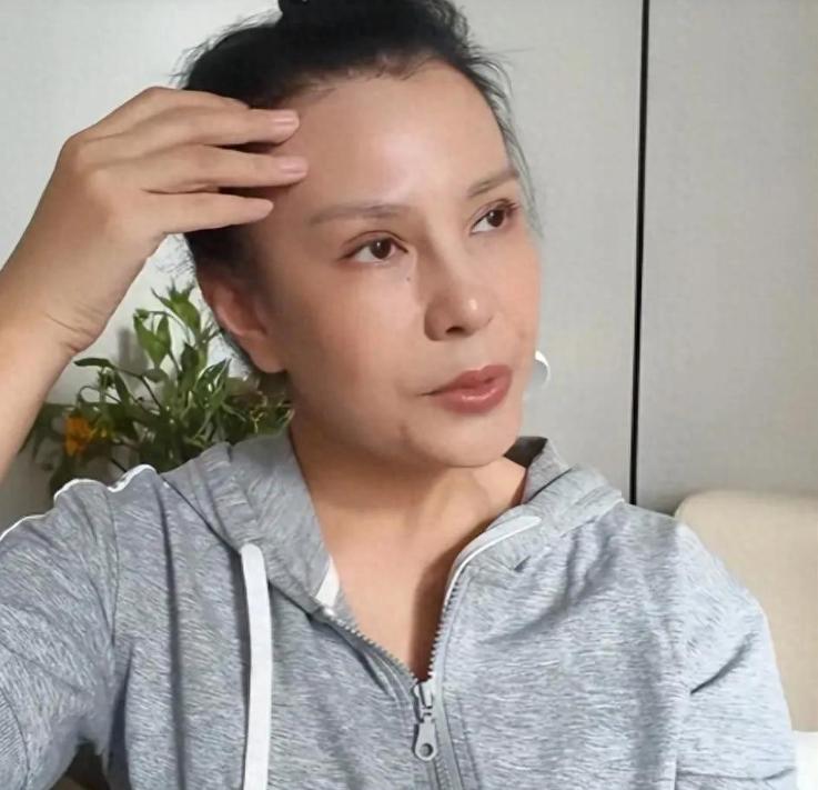 演《康熙王朝》的佟妃，如今欠600万成老赖,如今52岁还在横店跑剧组还钱,自嘲：