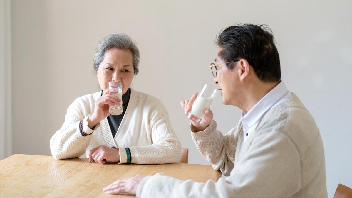 喝牛奶要注意？医生：老年人喝牛奶，一定要避开这几点防止生病！

“每天一杯牛奶，