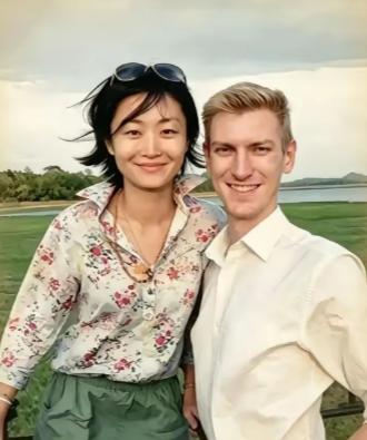 敬一丹的女儿王尔晴，以后估计不会要小孩了！原因很简单，因为她和她的洋老公已经结婚