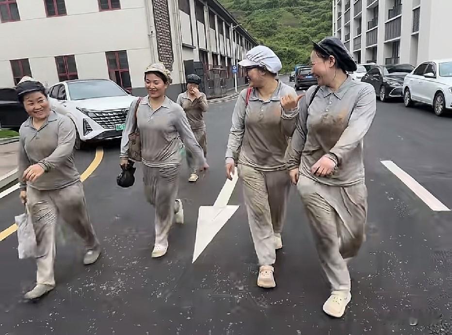 虽然衣服是脏，但他们挣得是干净钱[赞][赞][赞]