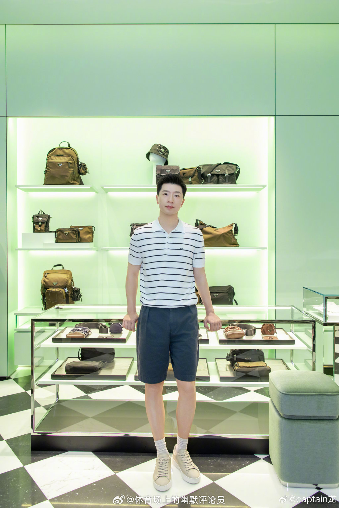 放慢步调，踏入Prada深圳湾万象城精品店 ，感受夏日时装格调。（