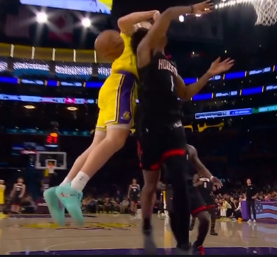 火箭受不了了 喊了暂停第三节全是自己这边的犯规 裁判偏袒的严重 火箭vs湖人nb