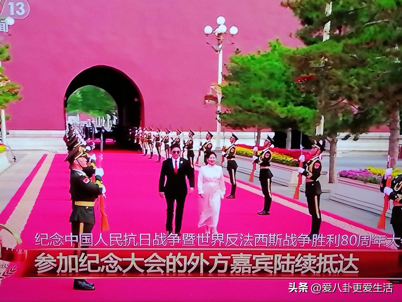 今天不追别的星，只为我心中的巨星。
各国领导人走进天安门观礼台的画面，两侧盛装的