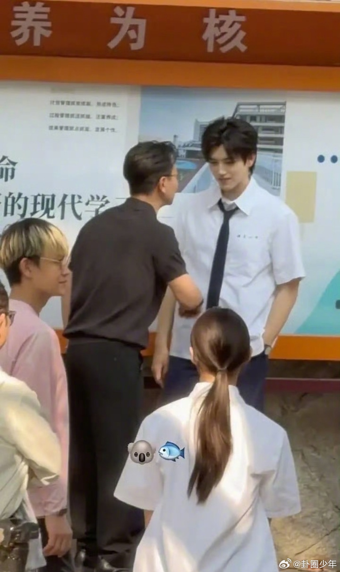 陈飞宇新剧校服造型陈飞宇校服男神谁能拒绝陈飞宇的校服路透！简约白衬衫黑领带勾勒清