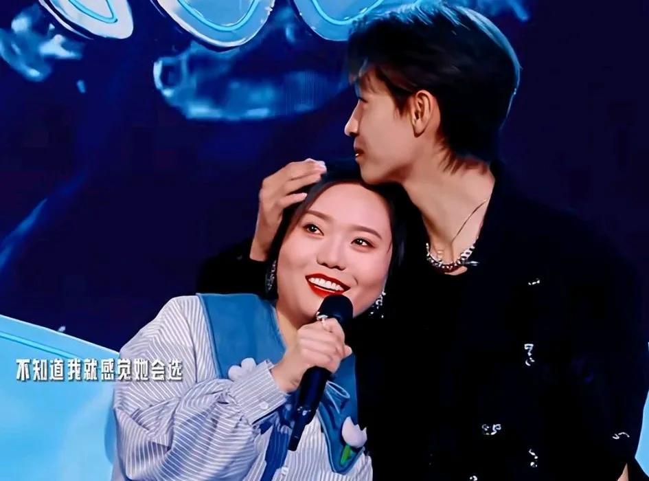 秦霄贤对李雪琴深情告白，从今以后，你需要我的时候我都在。让李雪琴心跳狂增。
在新