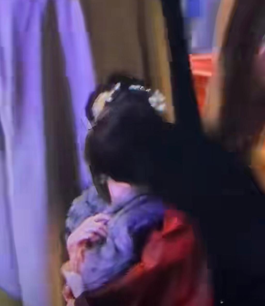 檀健次卢昱晓亲上了！还是从后面抱着亲太甜了吧