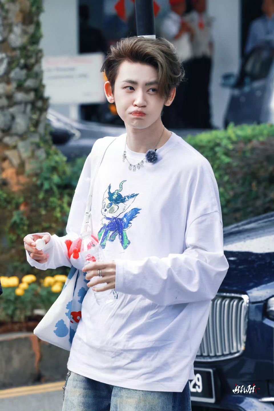 小鬼马来西亚穿搭来了！白t恤上的图案好可爱啊！感觉王琳凯还是有一颗童心 哪里可以