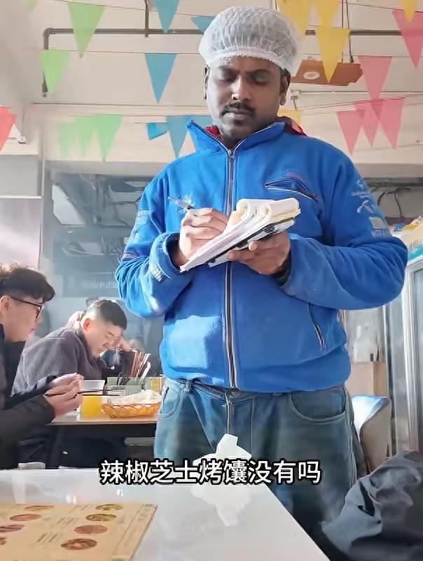 北京11家违规印度餐厅 涉案外籍人员全部遣返。此前引发全网关注的北京11家印度餐