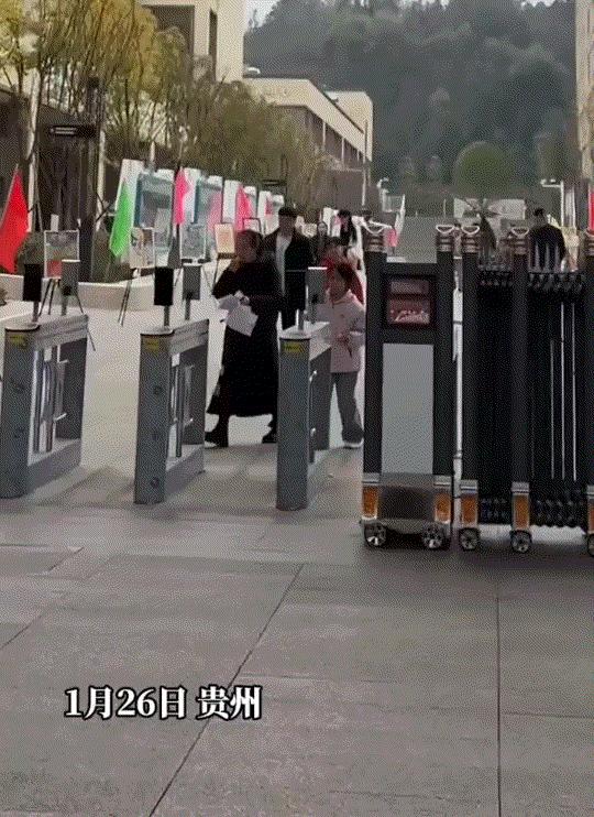 🌙贵州，一妈妈参加女儿家长会，因其打扮精致，人又长得漂亮，引起了网友们的关注和