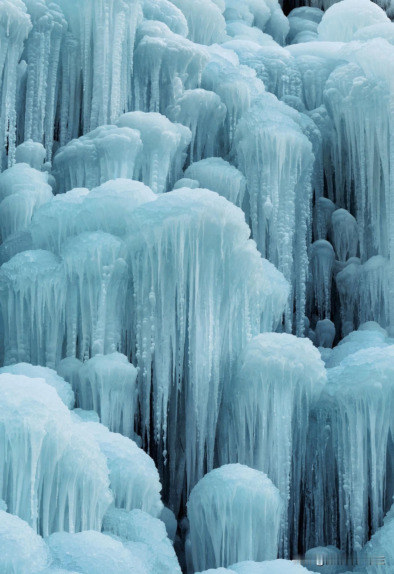 “冰火两重天” ，一夜之间，仿佛穿越到冰雪奇缘现场。这个冬天，别再只是期待春天。