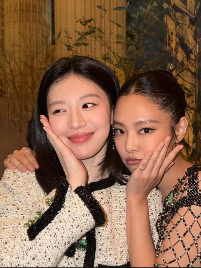 jennie高允贞同框jennie高允贞贴贴 jennie、高允贞巴黎时装周看秀