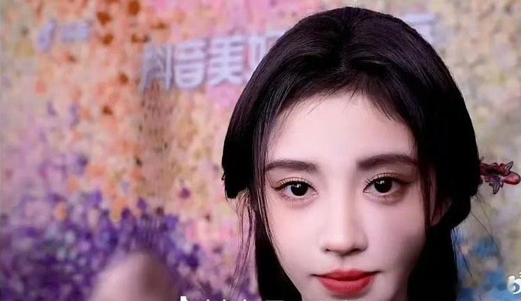 鞠婧祎这怼脸看起来好奇怪啊 ​​​