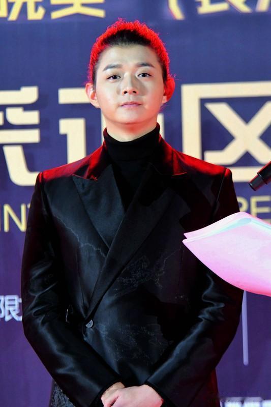 我们听的是他的歌，我也不认为他是渣男，谈恋爱允许分手，结婚也允许离婚，而且从来没