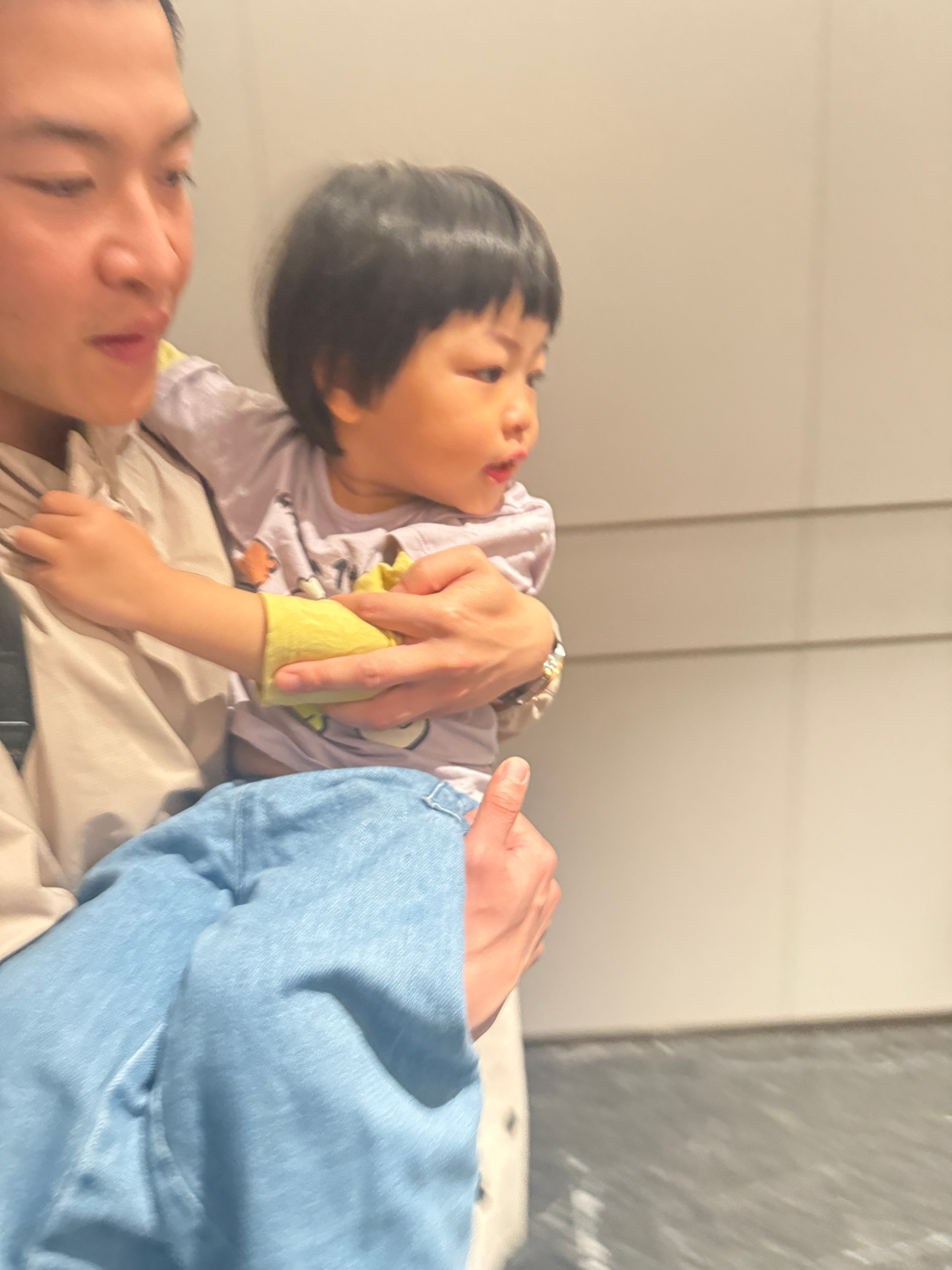 吃完饭球宝提出要来儿童乐园玩正当我们发愁孩子不肯走的问题时，一个天使从天而降抢走