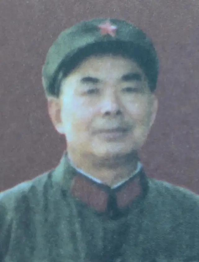 1979年，解放军军长陈家贵从前线回国，在街上遇到几个小混混碰瓷，张口就跟他索要