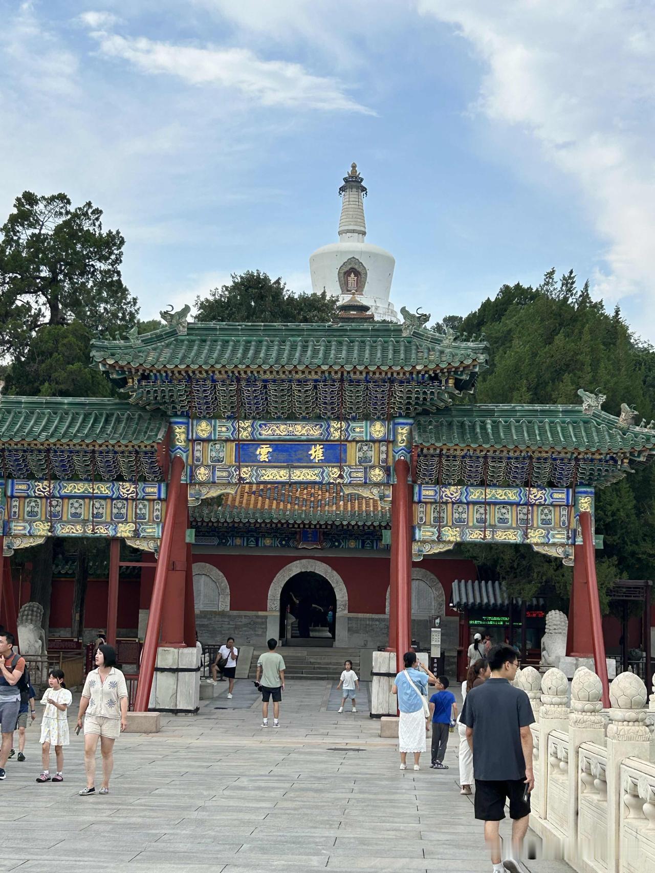 北海公园白塔：藏传佛教标志性建筑，砖石结构，供奉释迦牟尼佛舍利，可登高远眺俯瞰北