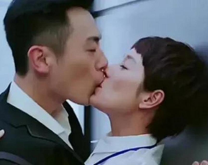 一次节目，主持人问马伊琍：“你和朱亚文那么多场吻戏，又在哺乳期，会不会很尴尬？”