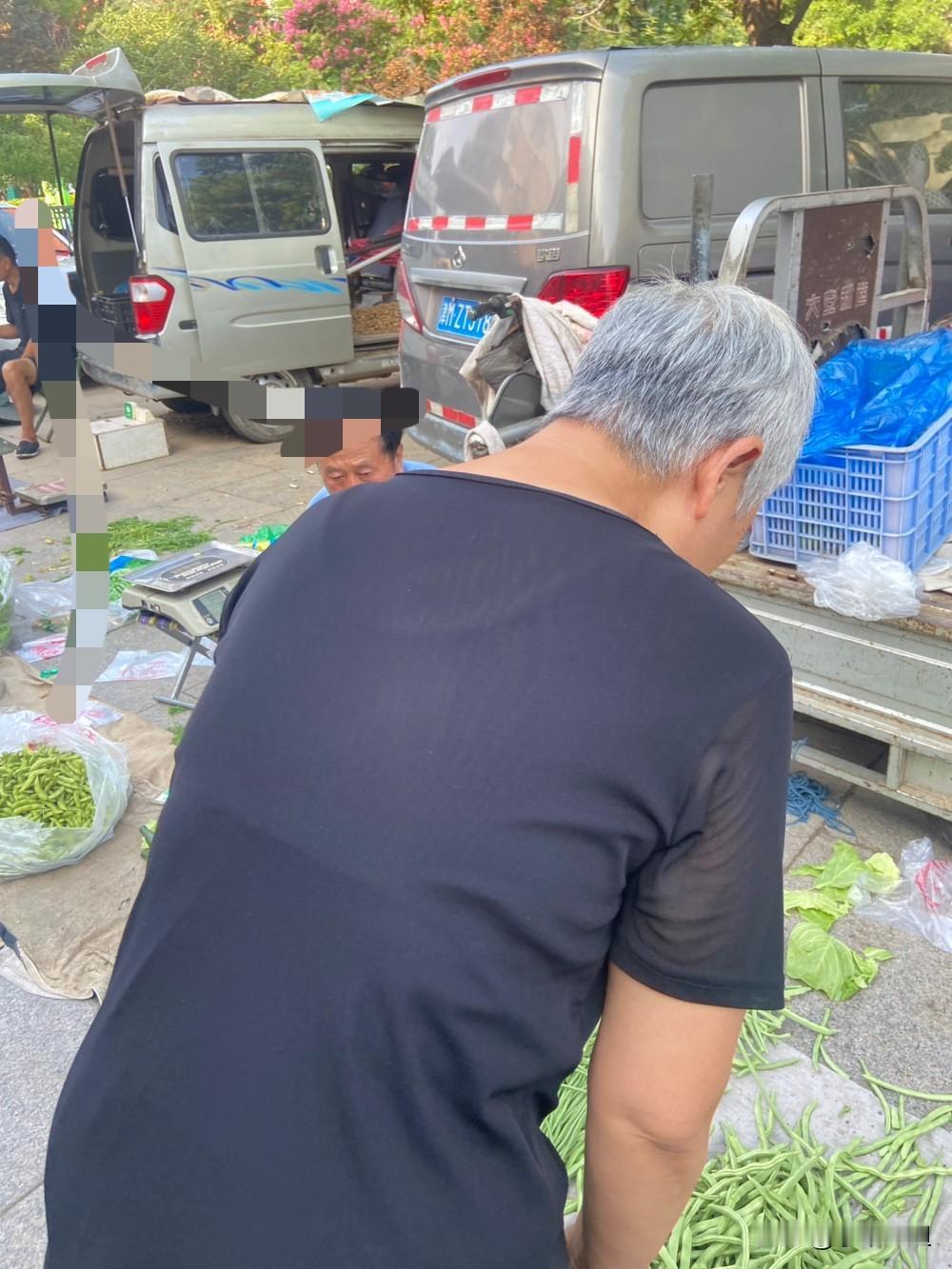 我挺佩服这两位姐姐！看看这两位姐姐，即使有白发了，也从容面对，把自己的白发打理得