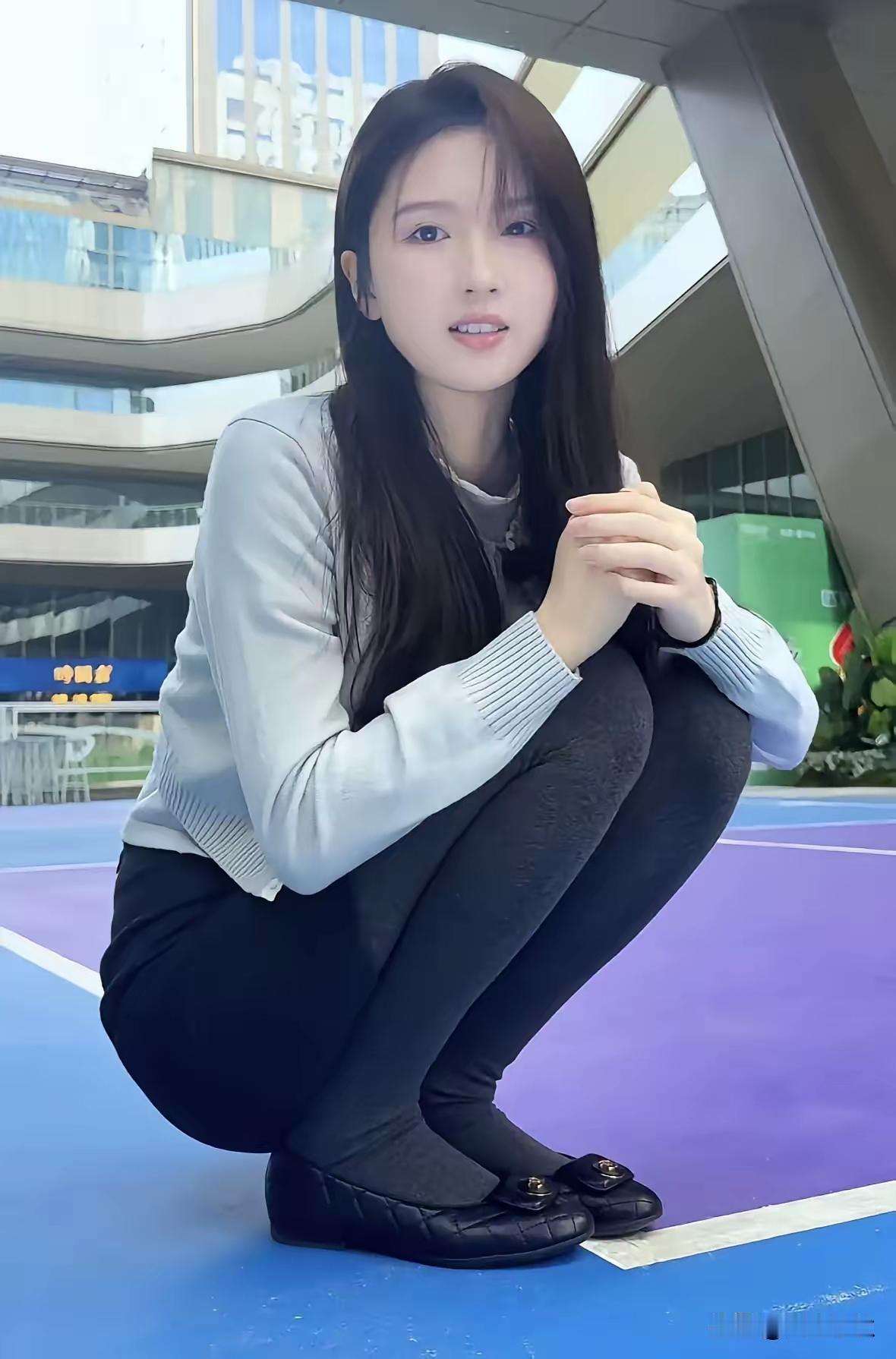 元气少女在现代建筑前，微笑蹲坐，青春洋溢 粉裙微笑写真 窗边坐姿照 元气少女打卡
