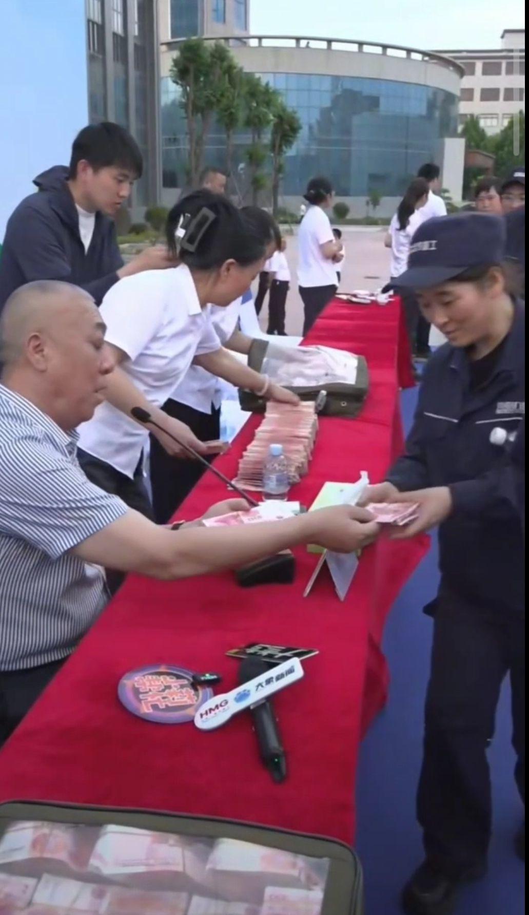 近日河南省矿山起重机有限公司的崔培军老板，就因一桩暖心事火遍全网，网友纷纷直呼：