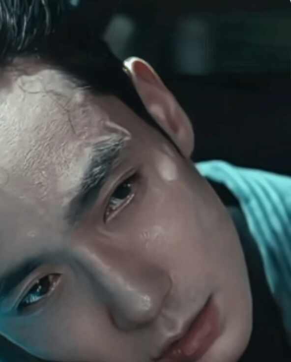 溺水者的挣扎
朱一龙用一场无声崩溃，演尽黄凯的挣扎与无力。从挣扎喘息到麻木死寂，