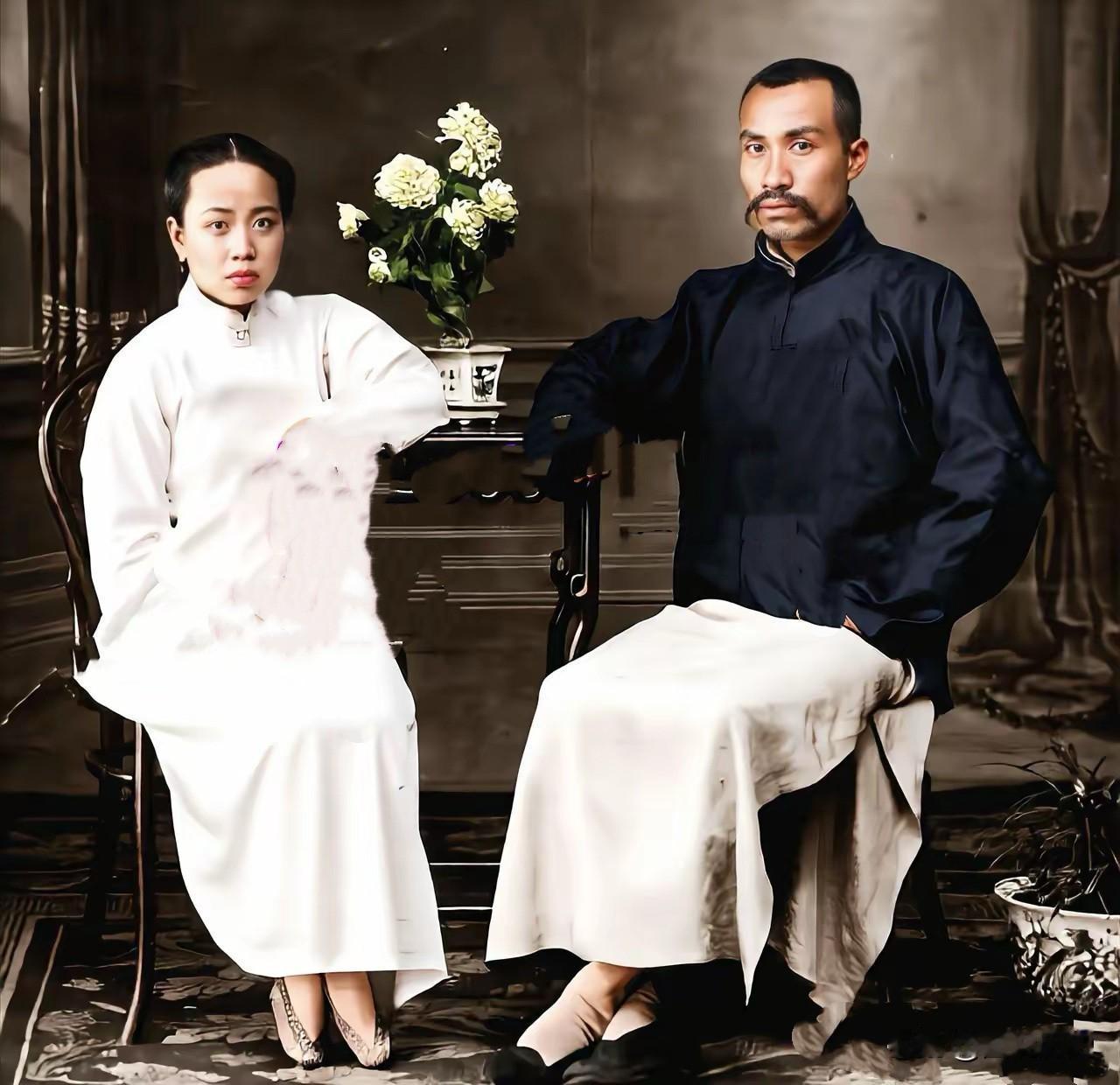 你见过1916年的朱老总么？

这张珍贵合影拍摄于1916年的云南，朱老总和妻子