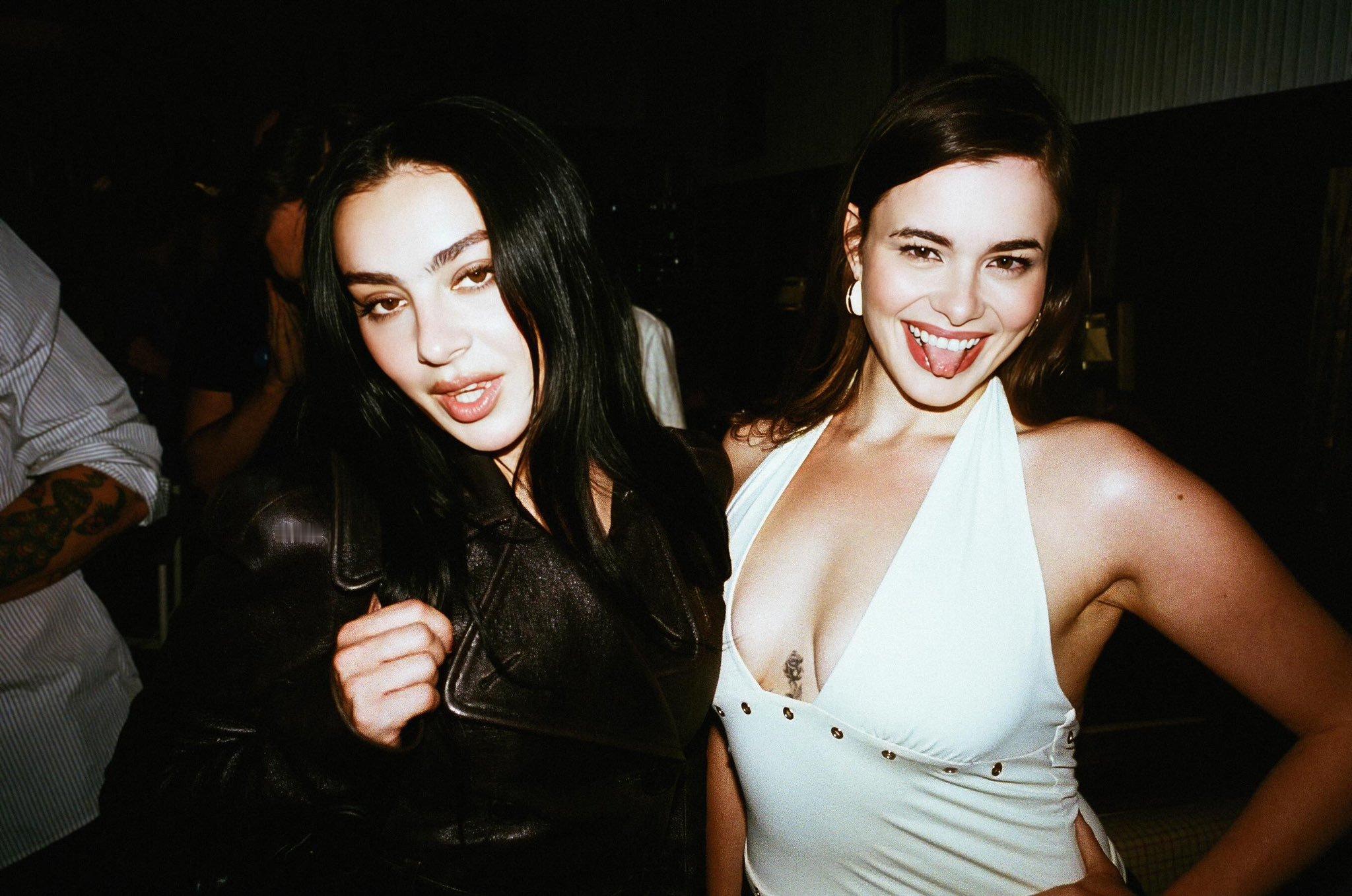 Charli xcx 和《亢奋》演员 Barbie Ferreira 本周早些时
