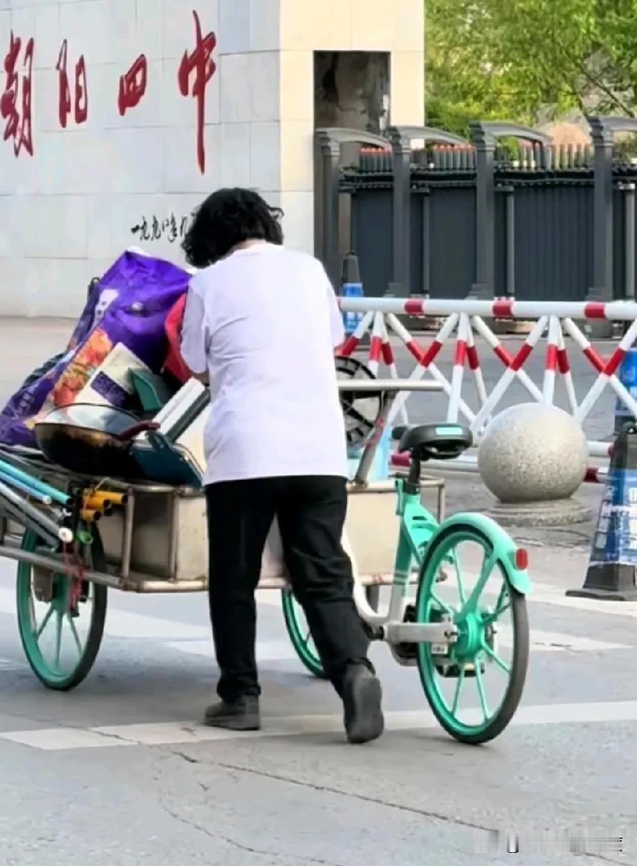 大家仔细瞧瞧这图片，有没有发现点计么？原来青桔单车也有倒骑驴款式的共享车了，不过