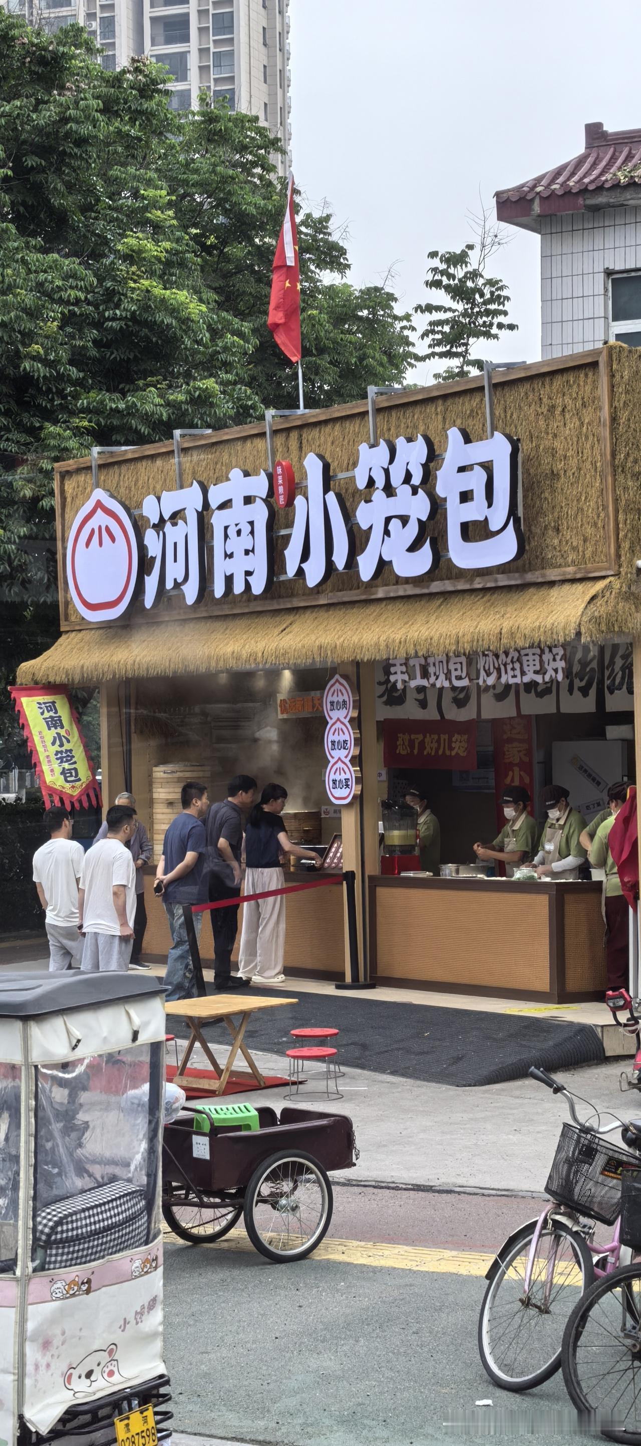 【漯河这家包子铺，老板的创意别致。让顾客仿佛穿越到了北宋！】上午乘坐103公交车