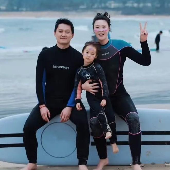 春节三亚冲浪照中，惠若琪与女儿小年糕的黑色身影惊艳全网。5岁的小年糕遗传了妈妈1