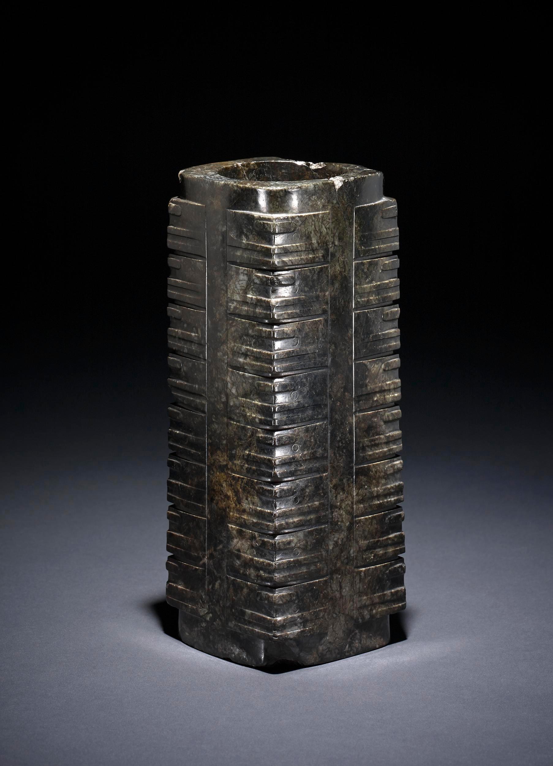 大英博物馆收藏的四件良渚文化玉琮。第一件有神面纹 