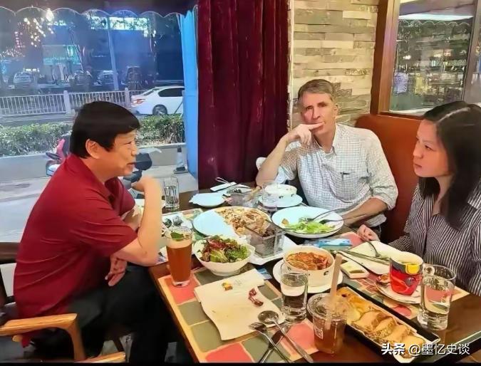 《纽约时报》记者王月眉被驱逐出境，胡锡进饭局照曝光，两件事联系到一起的话，真的有