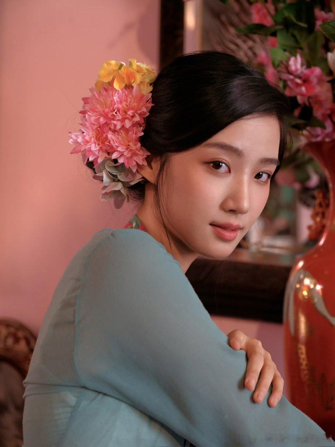 卢昱晓簪花造型，如何？小娘惹出逃💃 ​​​