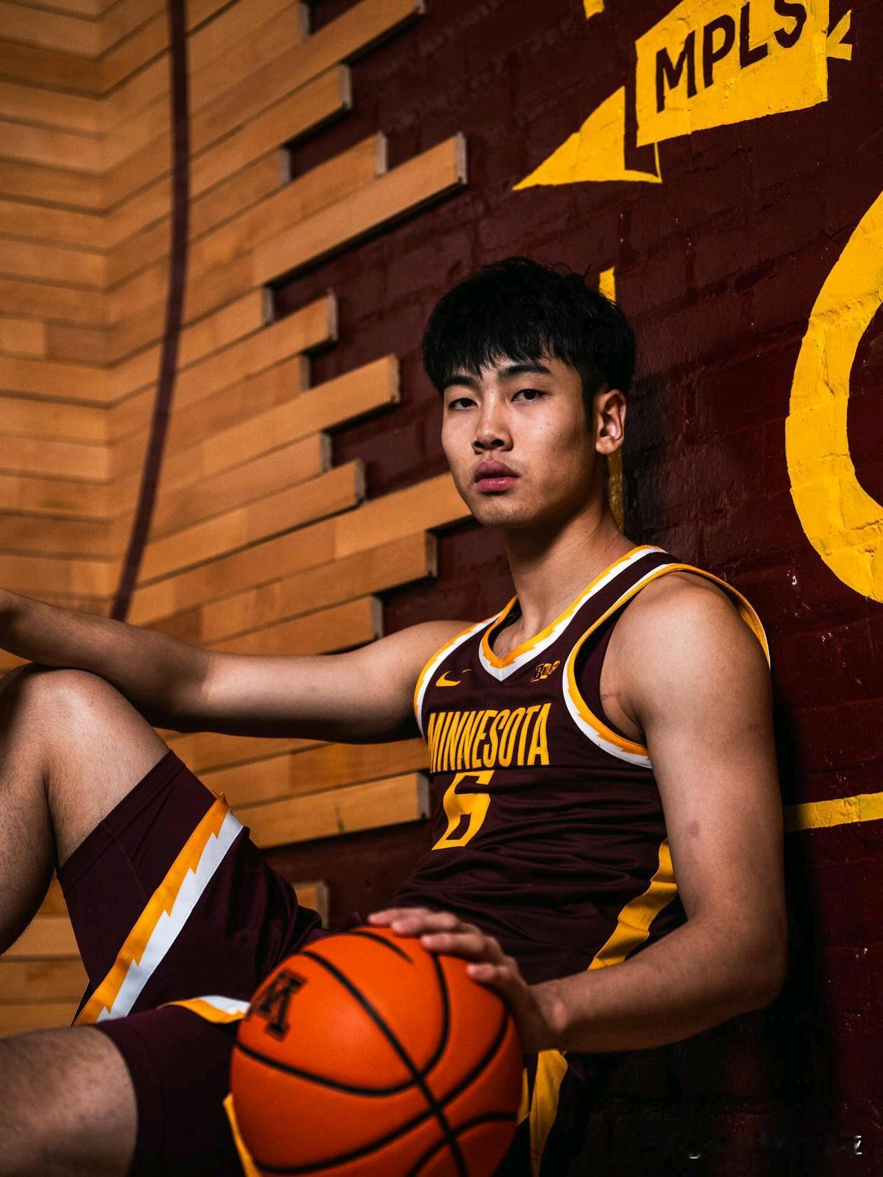 中国前锋张博源晒出访问明尼苏达大学的定妆照，之前还去过伊利诺伊与伯克利分校，球队