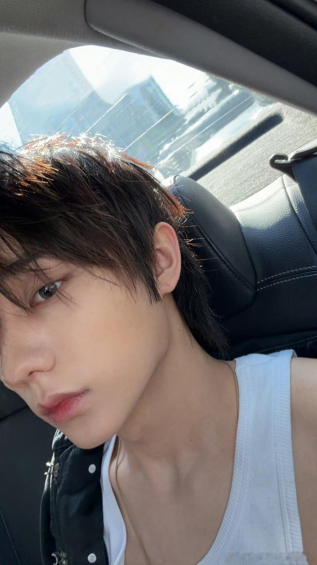 张子墨 衣领这么低的男孩会是好男孩嘛