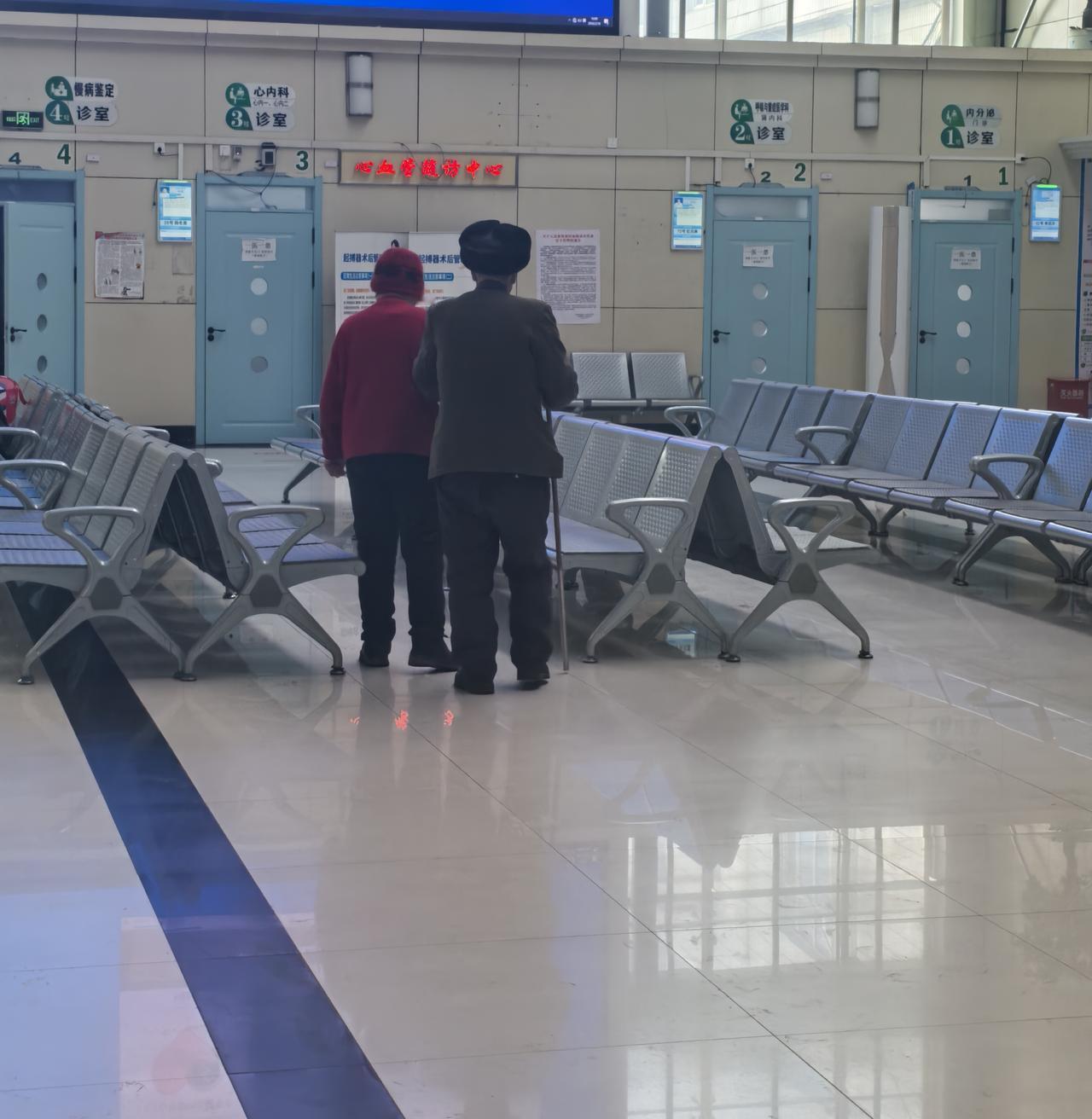 今天是大年初三，在医院值班。
有一个大爷带着大娘看病。
大爷坚持说，大娘头晕，要