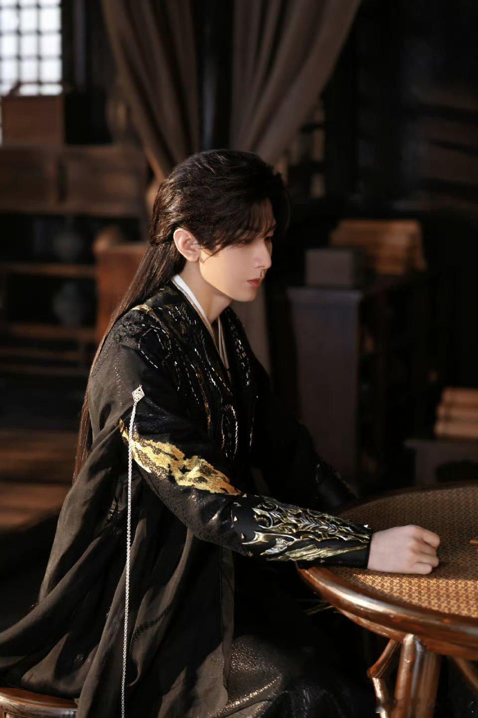 R成毅赴山海cy成毅明月高悬夜空，眼下是春天。我想起了你，内心是完整的。成毅｜赴