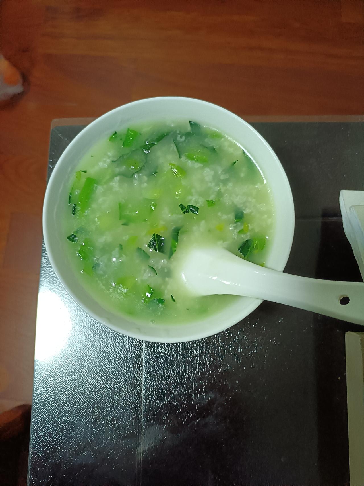 早上三碗菜粥，这是第一碗。碗不大，方便端。
        再来一只白水鸡蛋。