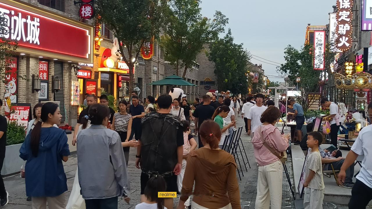 保定西大街持续火爆，那些曾经不看好的喷子该闭嘴了吧！
 周末，闲来无事，骑车去西