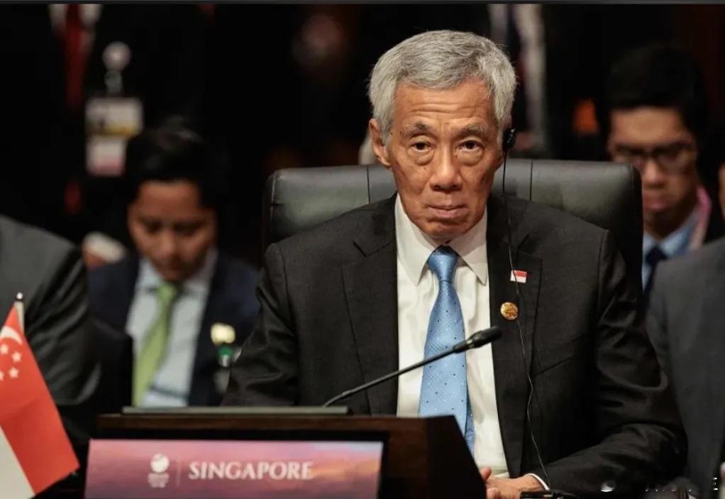 现在的新加坡，怕是真的坐不住了！为什么？因为中国人正在一步步砸掉他们端了几十年的