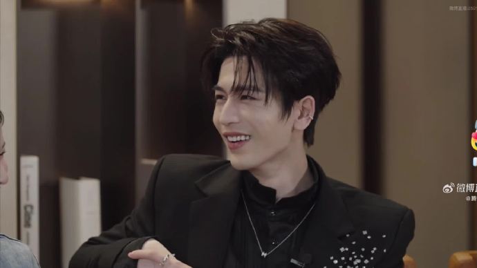 张凌赫闪钻流苏黑西装造型张凌赫录制开推就一个要求 张凌赫闪钻流苏黑西装造型，酷酷