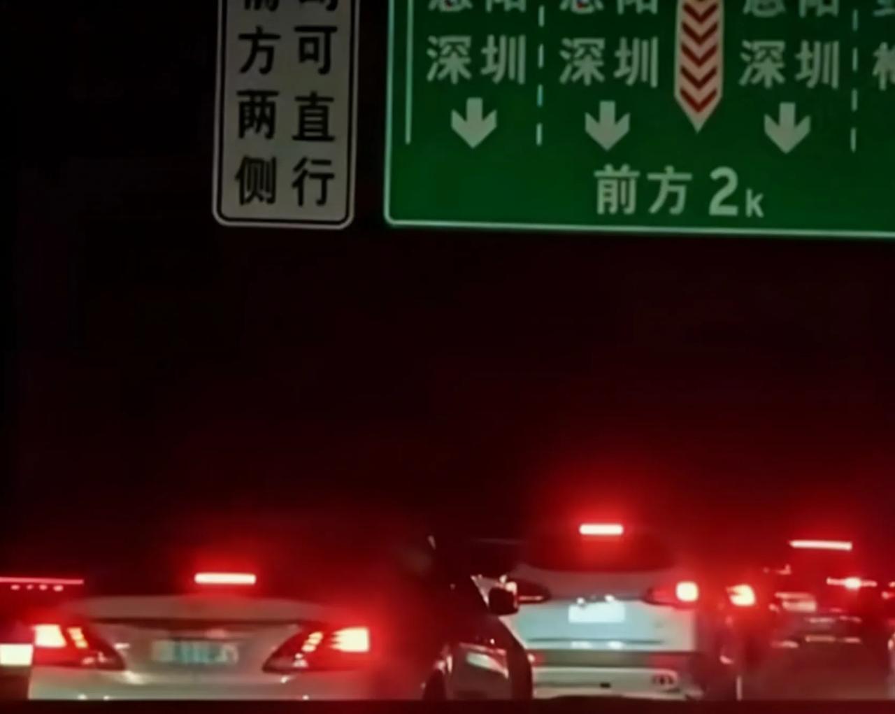 半夜起身想避堵，结果全是大聪明，为何越错峰越堵？
 你敢信吗？
凌晨3点半起床，