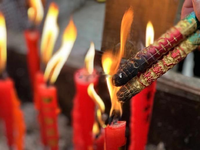 头顶三尺之高，一定会有监督行为的神明，所以无论是收获福祉还是避开祸难，都是由自念