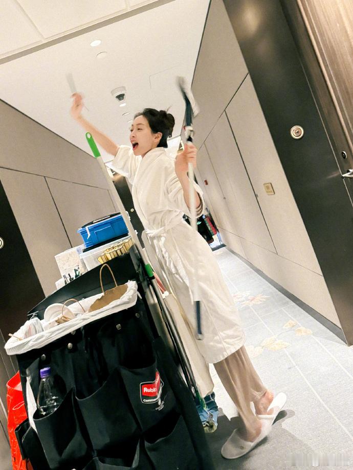 宋茜酒店浴服清洁工宋茜浴服清洁做有氧 ​这个宋茜有点太会整活了，穿浴服cos酒店