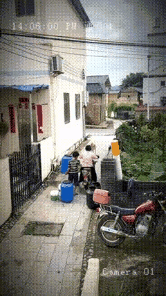 看完这个视频，我明白了姜还是老的辣，当时母子俩骑着一辆摩托车，准备拿很多桶子去菜
